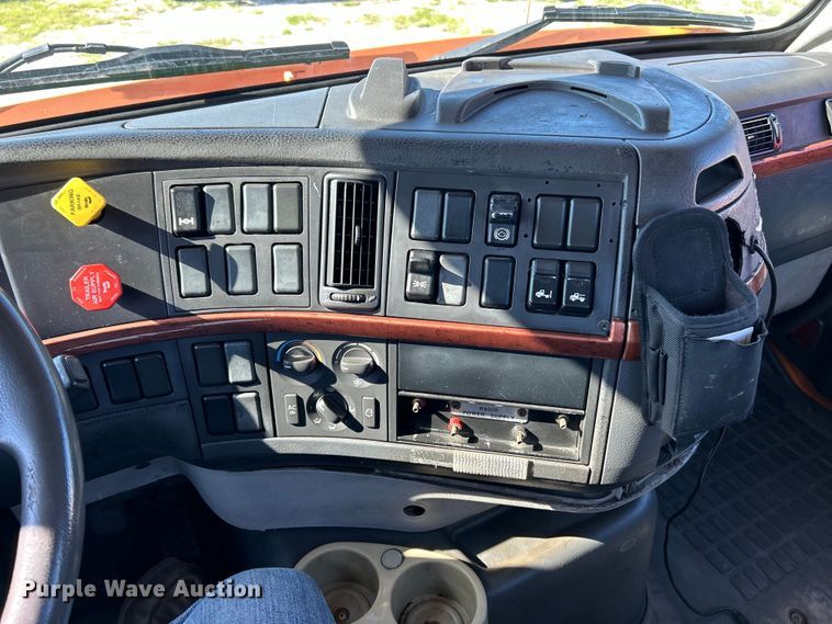 image for item EK4968 2007 Volvo VN semi truck