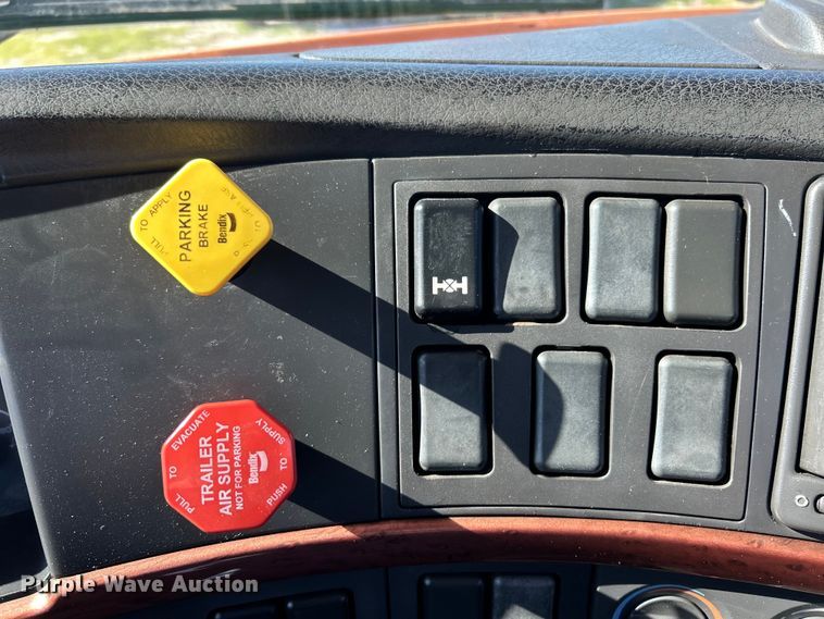 image for item EK4968 2007 Volvo VN semi truck