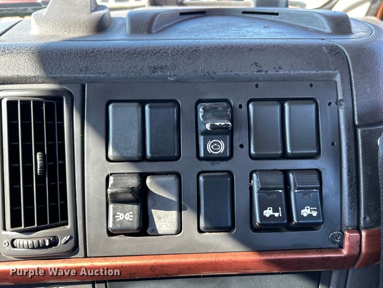 image for item EK4968 2007 Volvo VN semi truck