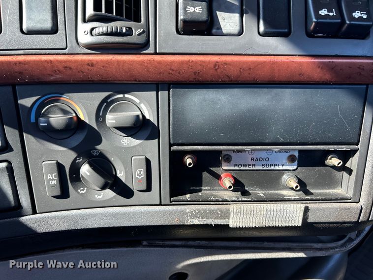 image for item EK4968 2007 Volvo VN semi truck