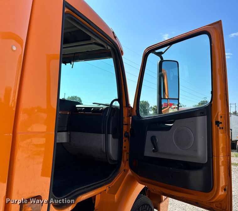 image for item EK4968 2007 Volvo VN semi truck