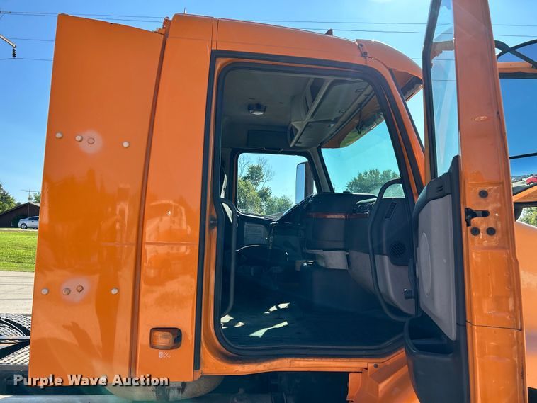 image for item EK4968 2007 Volvo VN semi truck