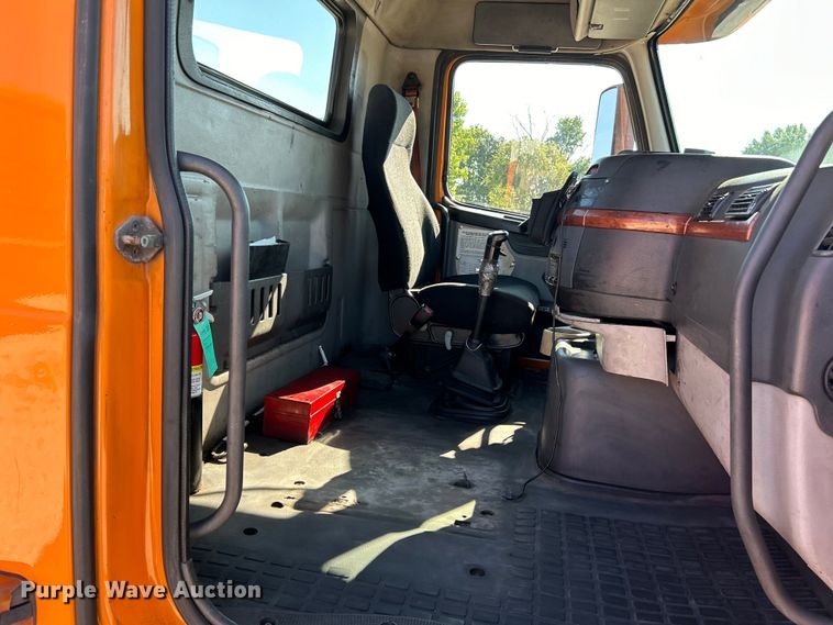 image for item EK4968 2007 Volvo VN semi truck