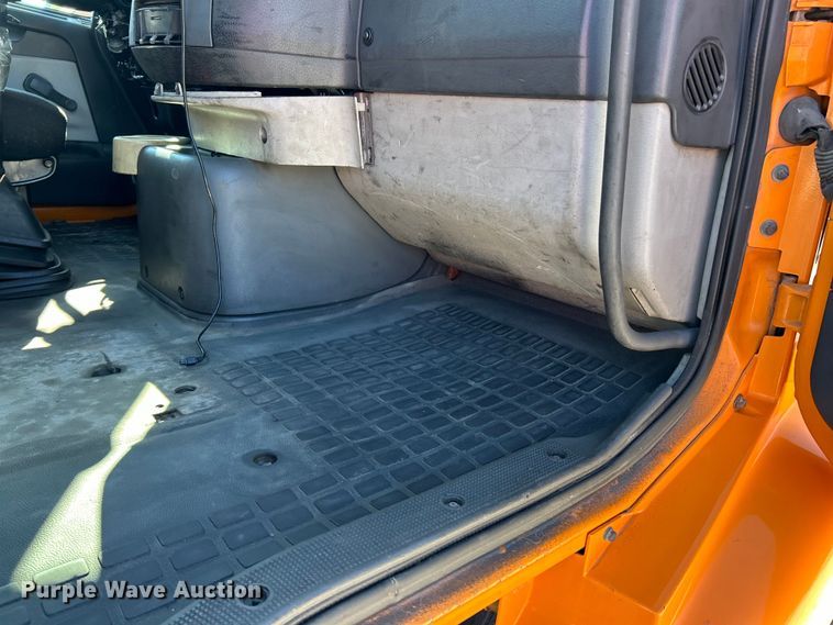 image for item EK4968 2007 Volvo VN semi truck