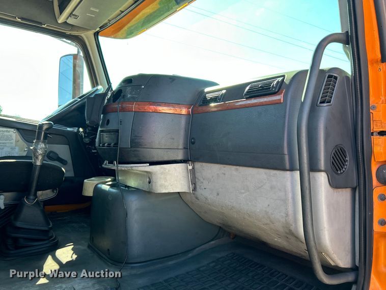 image for item EK4968 2007 Volvo VN semi truck