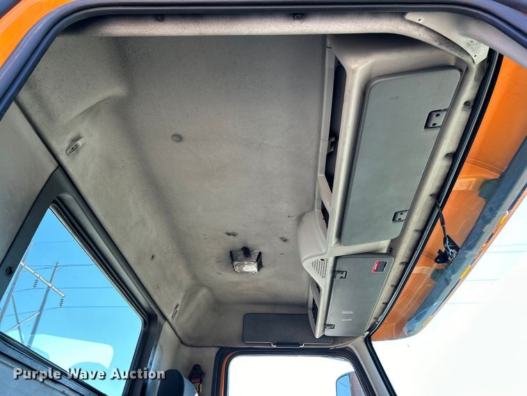 image for item EK4968 2007 Volvo VN semi truck