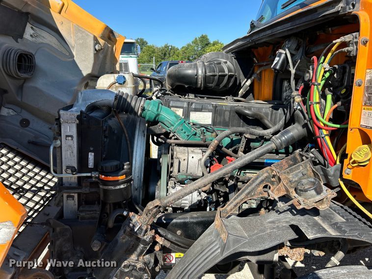 image for item EK4968 2007 Volvo VN semi truck