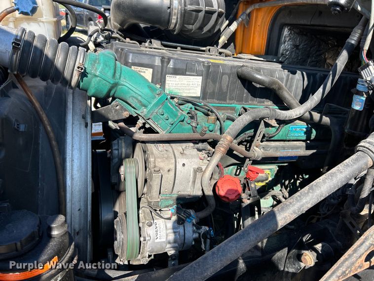 image for item EK4968 2007 Volvo VN semi truck