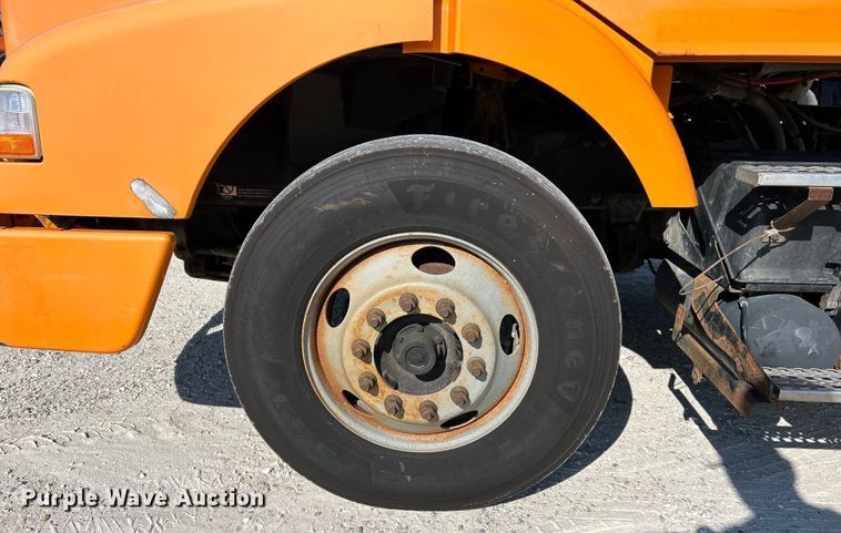 image for item EK4968 2007 Volvo VN semi truck