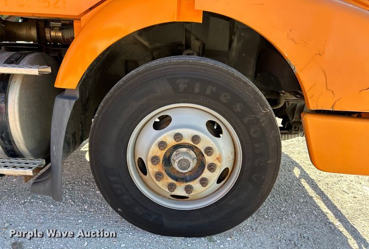 image for item EK4968 2007 Volvo VN semi truck