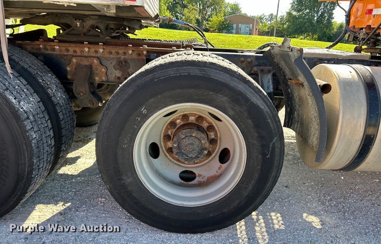 image for item EK4968 2007 Volvo VN semi truck