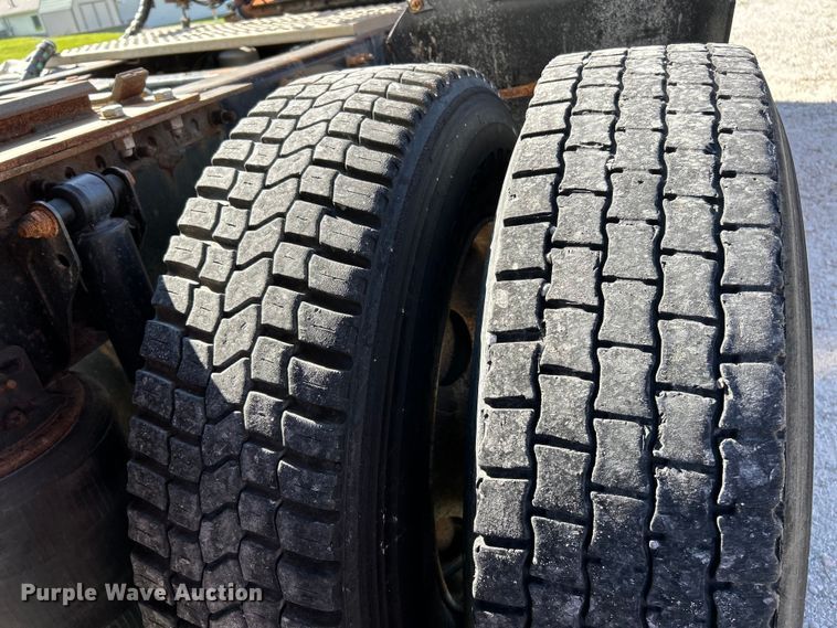 image for item EK4968 2007 Volvo VN semi truck