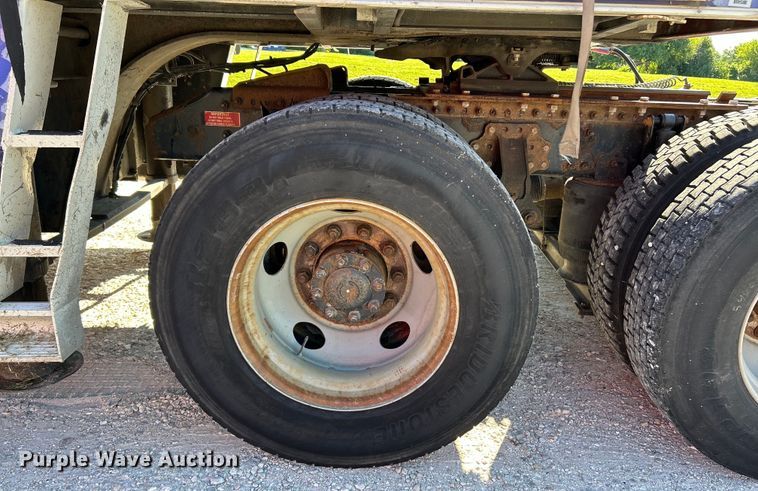 image for item EK4968 2007 Volvo VN semi truck