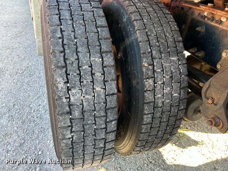 image for item EK4968 2007 Volvo VN semi truck