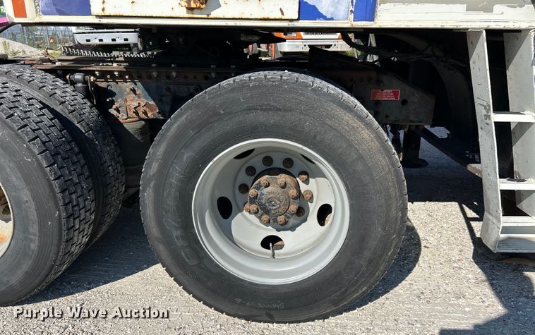 image for item EK4968 2007 Volvo VN semi truck