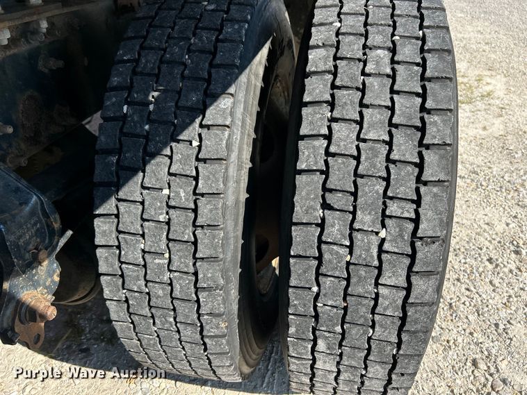 image for item EK4968 2007 Volvo VN semi truck