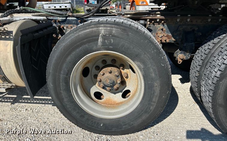 image for item EK4968 2007 Volvo VN semi truck