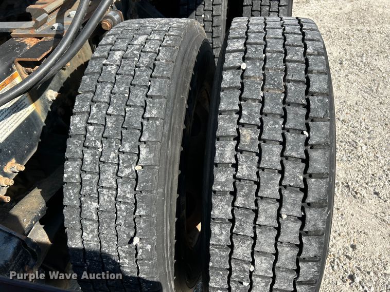 image for item EK4968 2007 Volvo VN semi truck