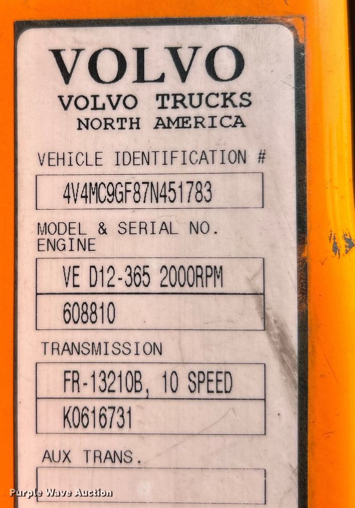 image for item EK4968 2007 Volvo VN semi truck