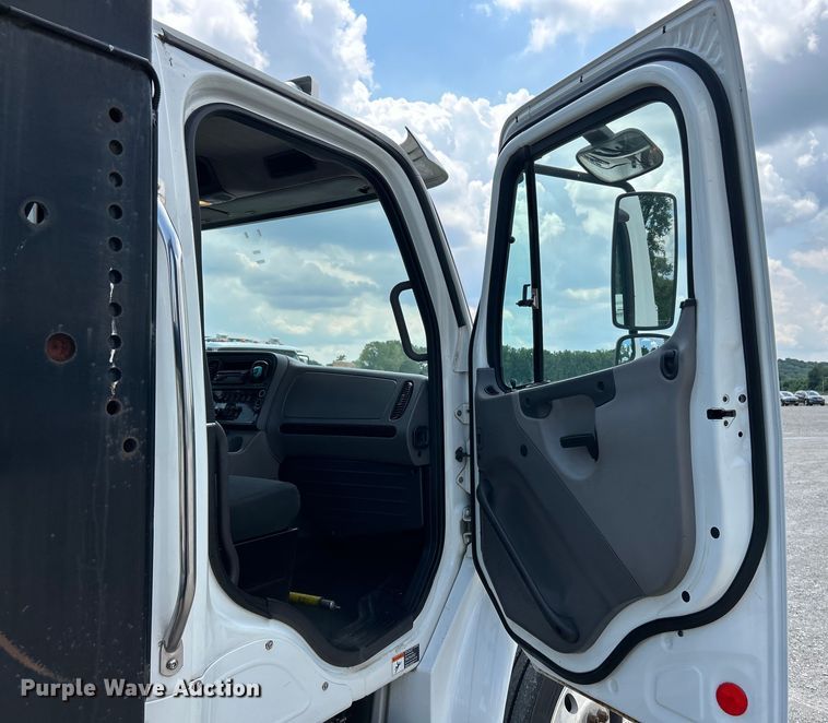 image for item EK4971 2017 Freightliner  Business Class M2 rollback truck