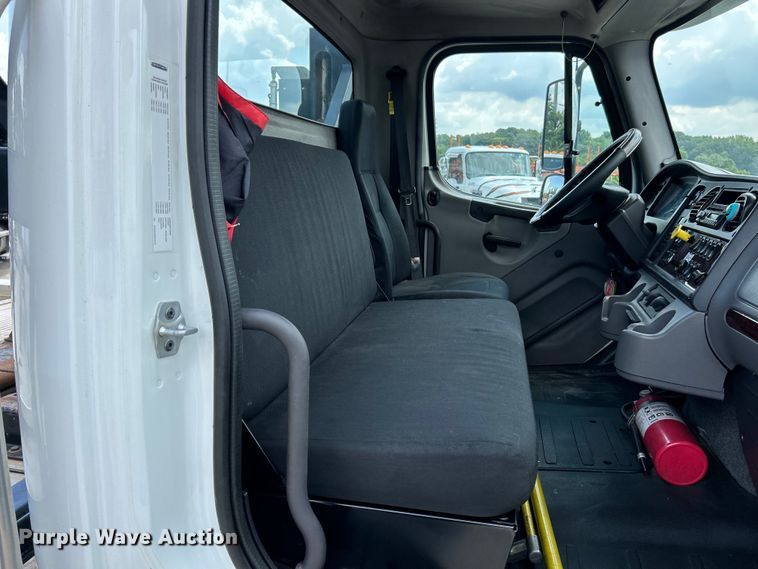 image for item EK4971 2017 Freightliner  Business Class M2 rollback truck