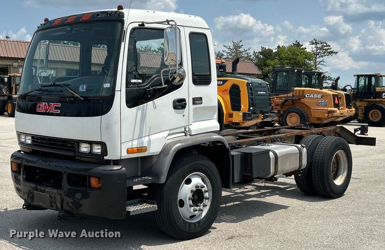 image for item EK5001 2002 GMC T7500 truck cab and chassis