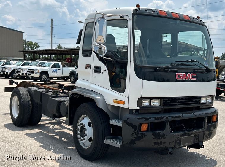 image for item EK5001 2002 GMC T7500 truck cab and chassis