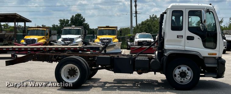 image for item EK5001 2002 GMC T7500 truck cab and chassis