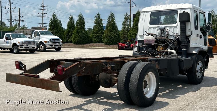 image for item EK5001 2002 GMC T7500 truck cab and chassis