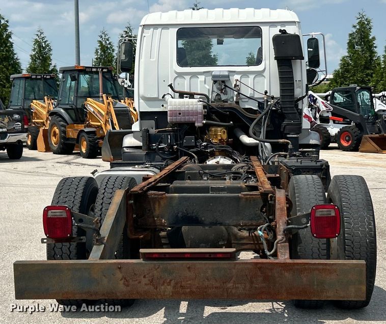 image for item EK5001 2002 GMC T7500 truck cab and chassis