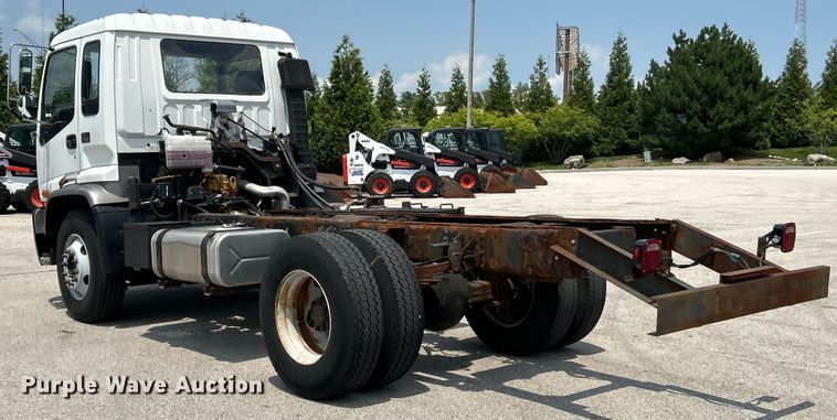 image for item EK5001 2002 GMC T7500 truck cab and chassis