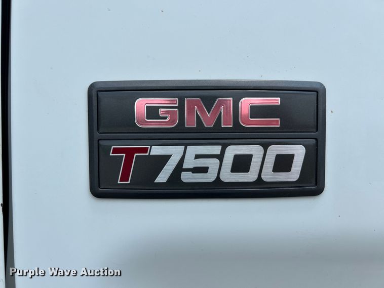 image for item EK5001 2002 GMC T7500 truck cab and chassis