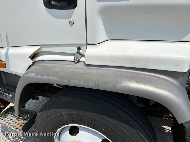 image for item EK5001 2002 GMC T7500 truck cab and chassis