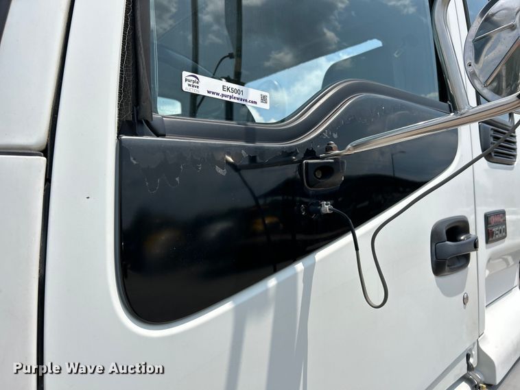 image for item EK5001 2002 GMC T7500 truck cab and chassis