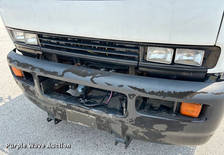 image for item EK5001 2002 GMC T7500 truck cab and chassis