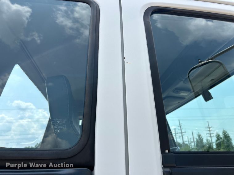 image for item EK5001 2002 GMC T7500 truck cab and chassis