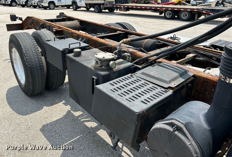 image for item EK5001 2002 GMC T7500 truck cab and chassis