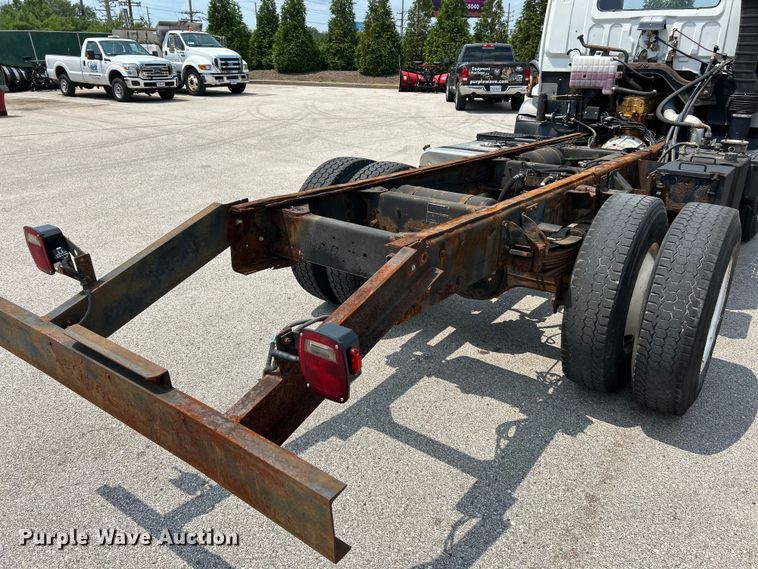 image for item EK5001 2002 GMC T7500 truck cab and chassis