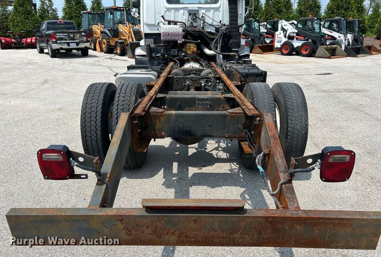 image for item EK5001 2002 GMC T7500 truck cab and chassis