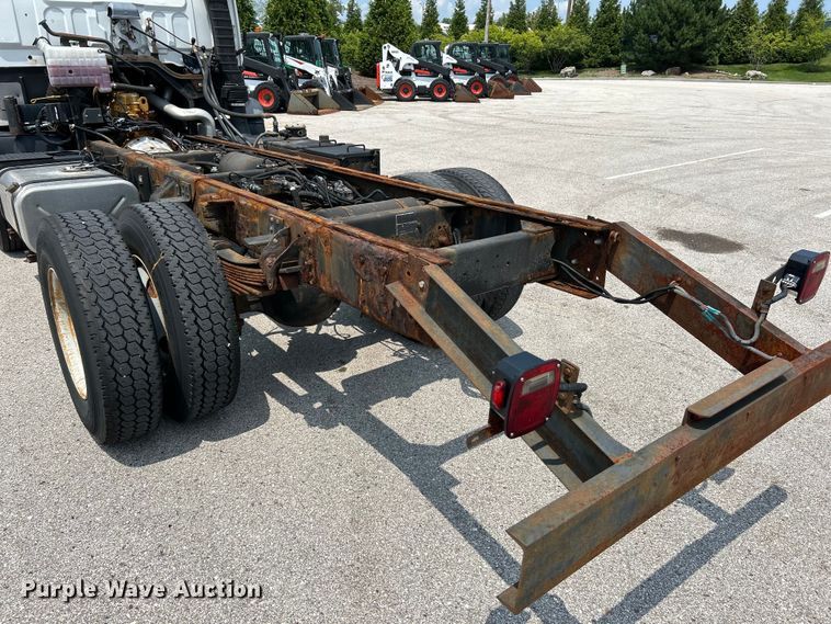 image for item EK5001 2002 GMC T7500 truck cab and chassis