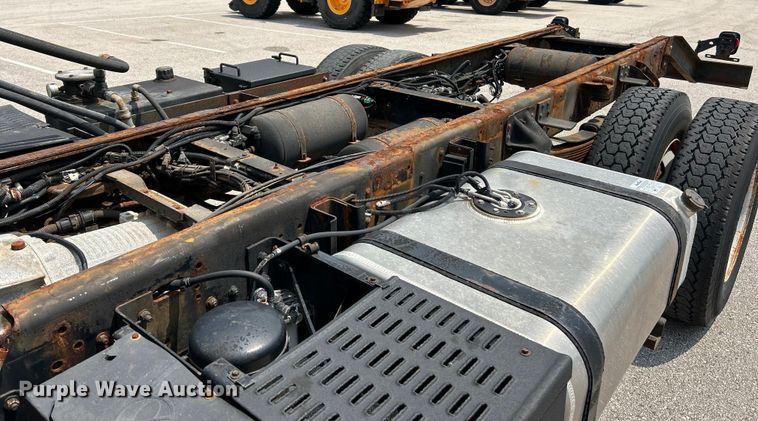 image for item EK5001 2002 GMC T7500 truck cab and chassis