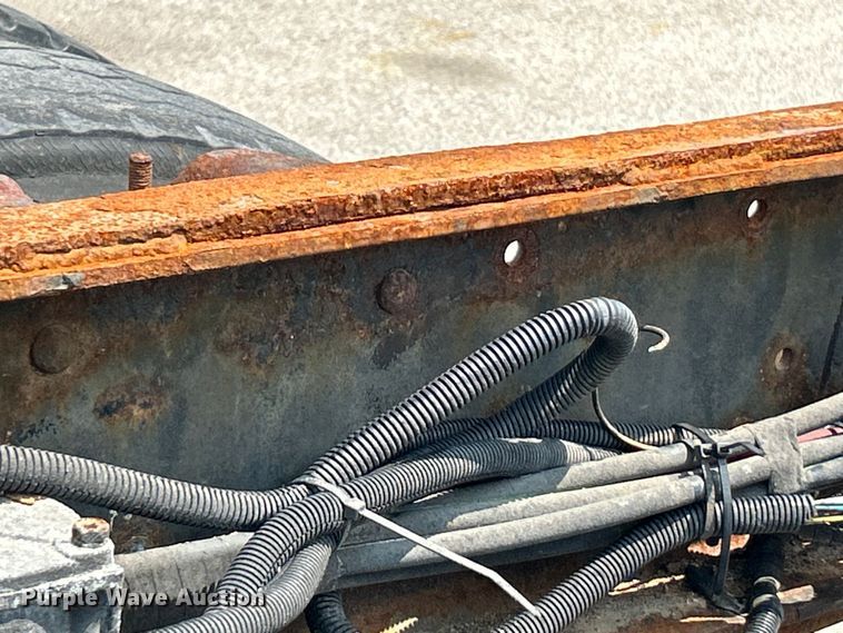 image for item EK5001 2002 GMC T7500 truck cab and chassis