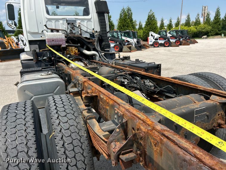 image for item EK5001 2002 GMC T7500 truck cab and chassis