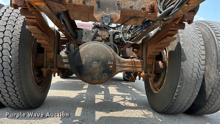 image for item EK5001 2002 GMC T7500 truck cab and chassis