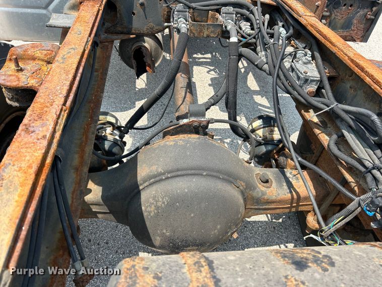 image for item EK5001 2002 GMC T7500 truck cab and chassis