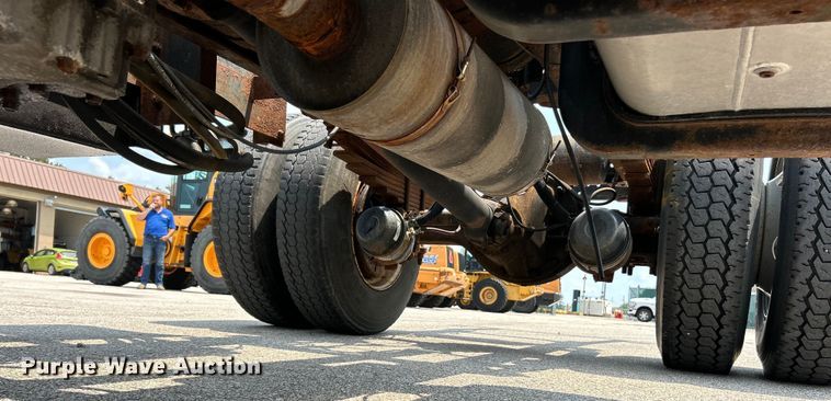 image for item EK5001 2002 GMC T7500 truck cab and chassis