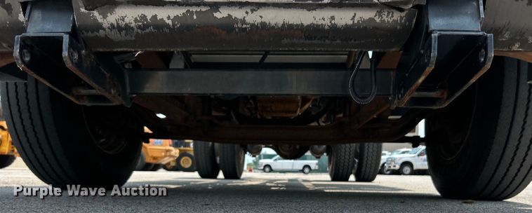 image for item EK5001 2002 GMC T7500 truck cab and chassis