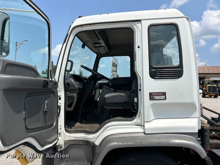 image for item EK5001 2002 GMC T7500 truck cab and chassis