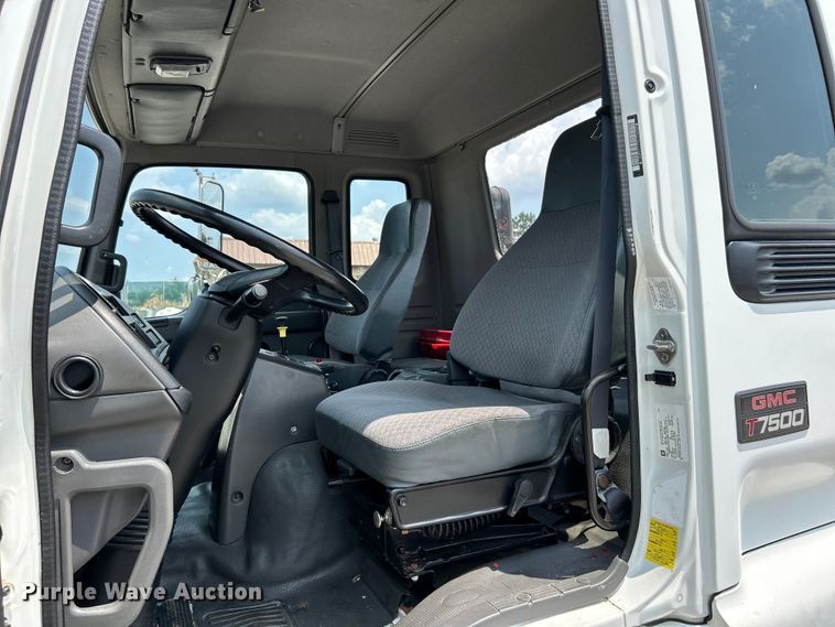 image for item EK5001 2002 GMC T7500 truck cab and chassis