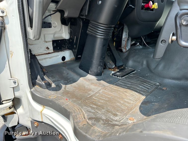 image for item EK5001 2002 GMC T7500 truck cab and chassis